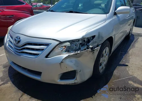 2010 Toyota Camry Le z USA, uszkodzony, nr VIN 4T1BF3EK4AU111028